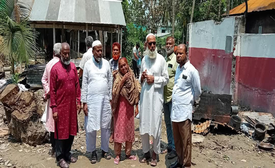 কাপাসিয়ায় আগুনে পুড়ে যাওয়া বাড়ি পরিদর্শনে বিএনপি নেতৃবৃন্দ 