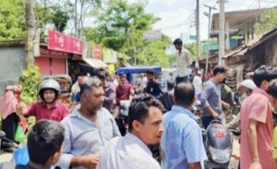নলছিটিতে সড়ক সং*স্কারের দাবিতে সড়ক অবরোধ করে জনতা