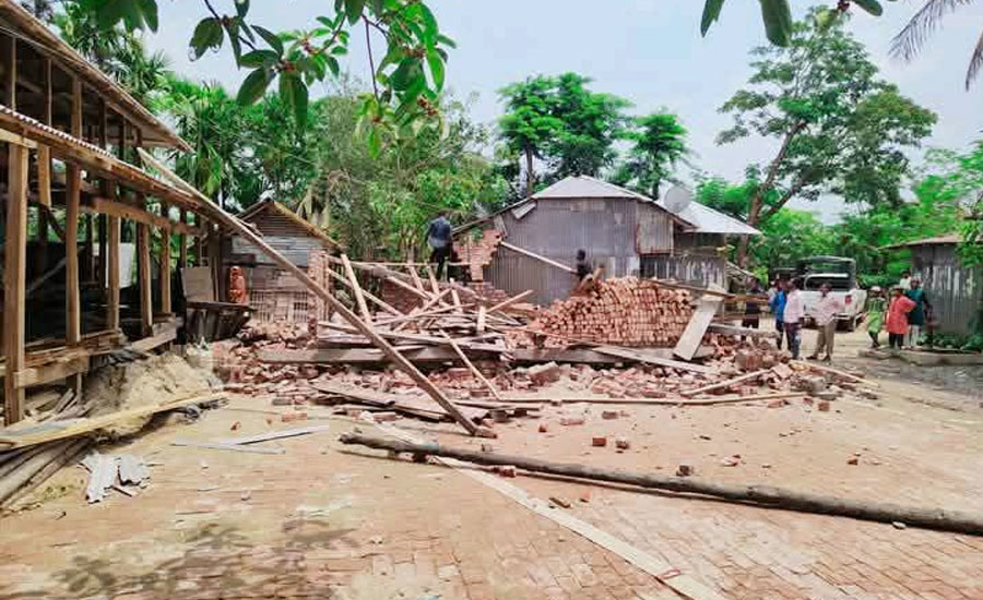 মঠবাড়িয়ায় অবৈধ স্থাপনা উচ্ছেদ অভিযান