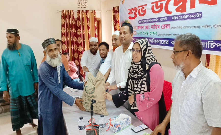 গলাচিপায় খুদ্র ও প্রান্তিক কৃষকদের মাঝে বিনামূল্যে কৃষি প্রণোদনা বিতরণ 