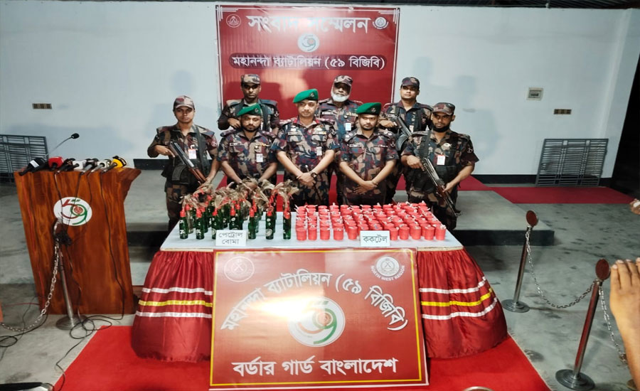 শিবগঞ্জ সীমান্তে ৯৯ ককটেল ও ৪০ পেট্রল বোমা উদ্ধার