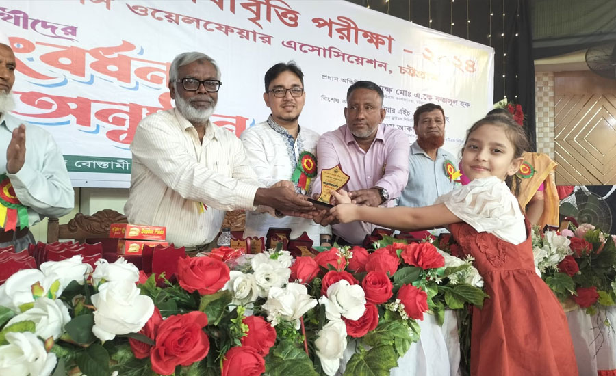 টিচার্স ওয়েলফেয়ার এসোসিয়েশনের মেধাবৃত্তি পরীক্ষায় উত্তীর্ণ শিক্ষার্থীদের সংবর্ধনা 