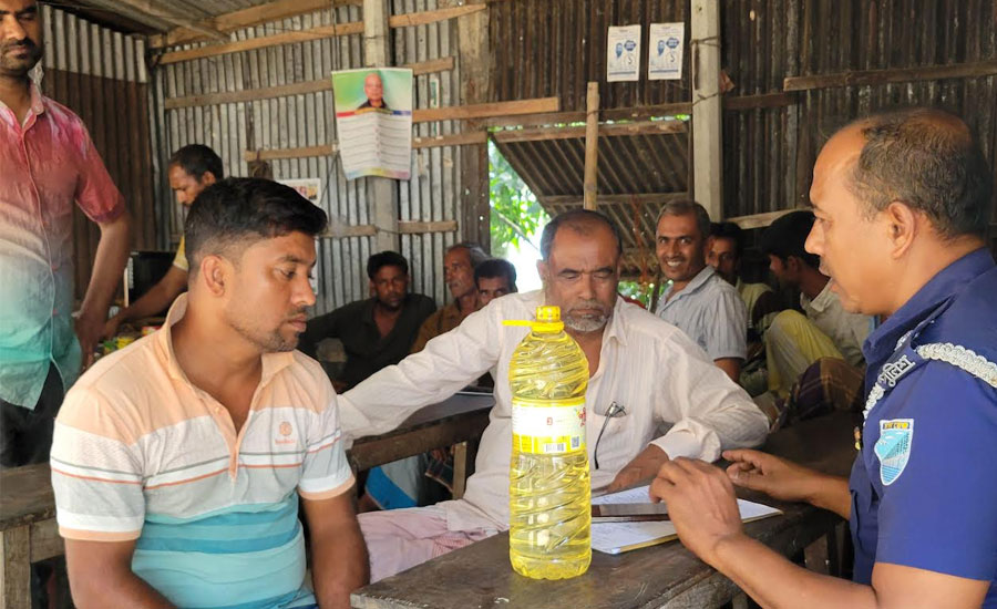 হরিরামপুরে টিসিবির পণ্য গুদামজাত করে বাইরে বিক্রি, ডিলার আটক