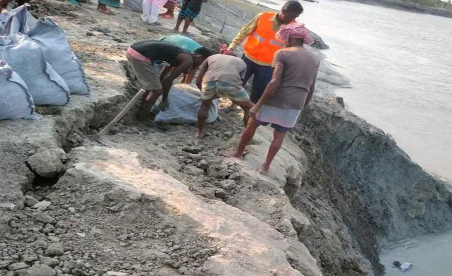 শ্যামনগরে সিংহড়তলী বাঁধে ভয়াবহ ভাঙ্গন ঝুঁকিতে স্থানীয়রা