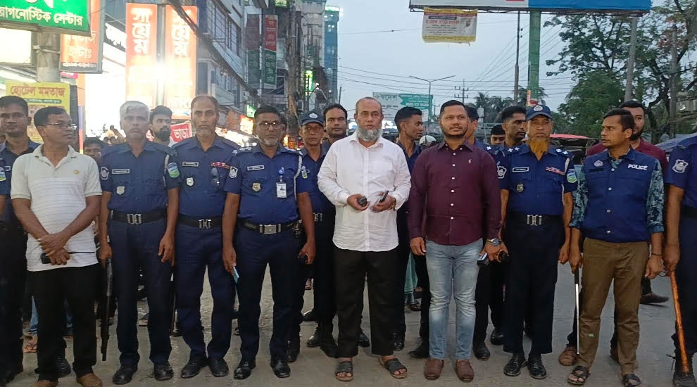 যানজট নিরসনে ফুটপাত ও যানবাহন পার্কিং উচ্ছেদ অভিযান পরিচালনা করেন কোতোয়ালী থানা পুলিশ