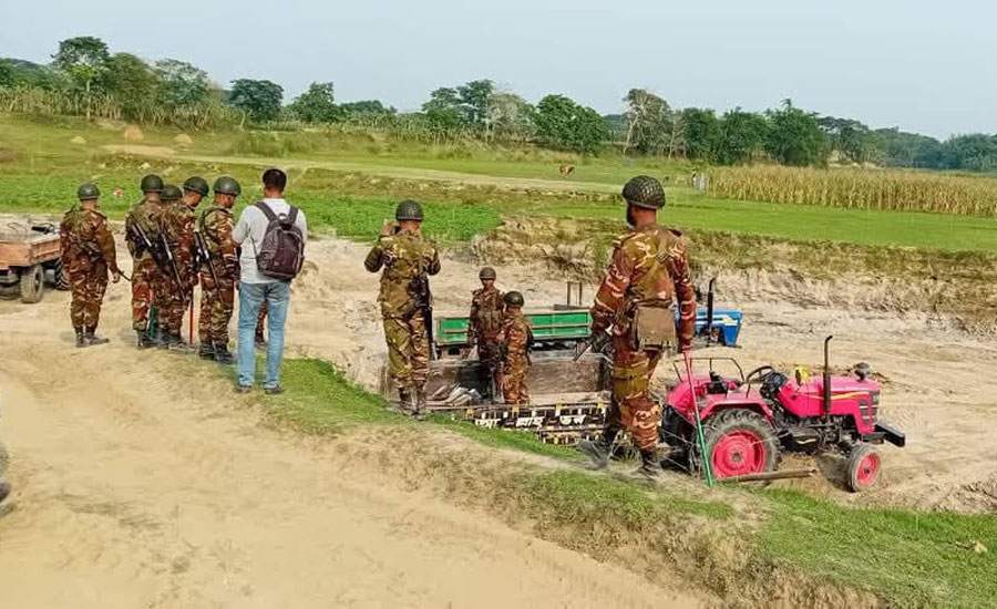 কাপাসিয়ায় মাটি ও বালু খেকোদের বিরুদ্ধে  সেনাবাহিনীর অভিযান: ৬ ট্রলি জব্দ  আটক ২ জন