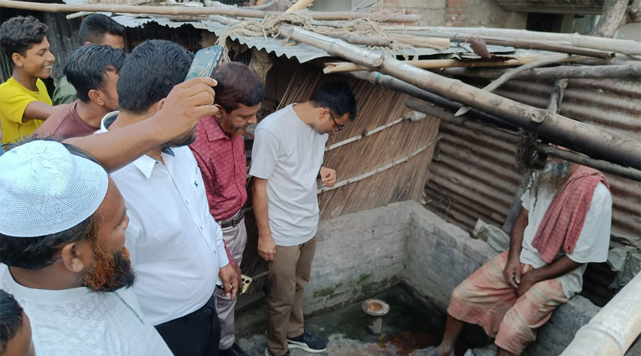 বাগমারায় টিউবওয়েল থেকে বের হচ্ছে গ্যাস পরিদর্শন করলেন ইউএনও 