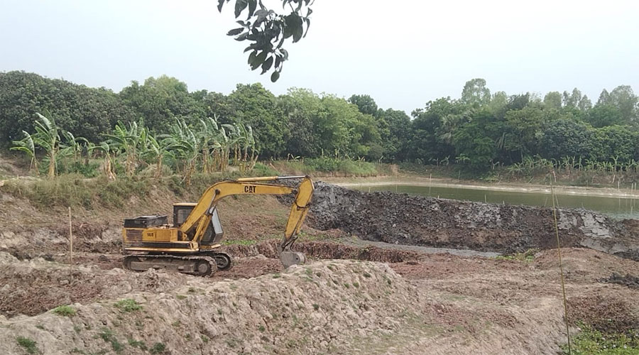 বাগমারায় চলছেই জোরপূর্বক পুকুর খননের হিড়িক 