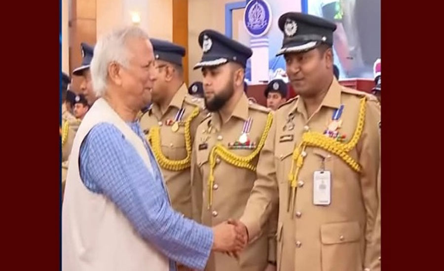 ময়মনসিংহের অতিঃ পুলিশ সুপার মোহাইমেনুর রশিদকে পিপিএম পদক পরিয়ে দেন প্রধান উপদেষ্টা 