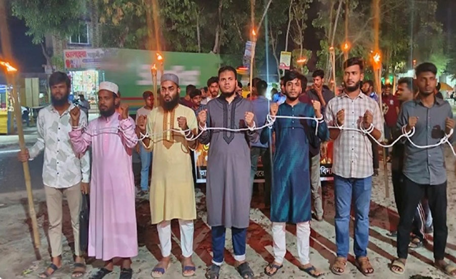 বরিশাল-কুয়াকাটা মহাসড়ক অবরোধ করে শিক্ষার্থীদের বিক্ষোভ