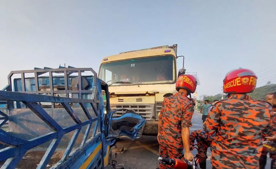ঢাকা-মাওয়া এক্সপ্রেসওয়েতে অ্যাম্বুলেন্সে বাসের ধাক্কা, নিহত ৫