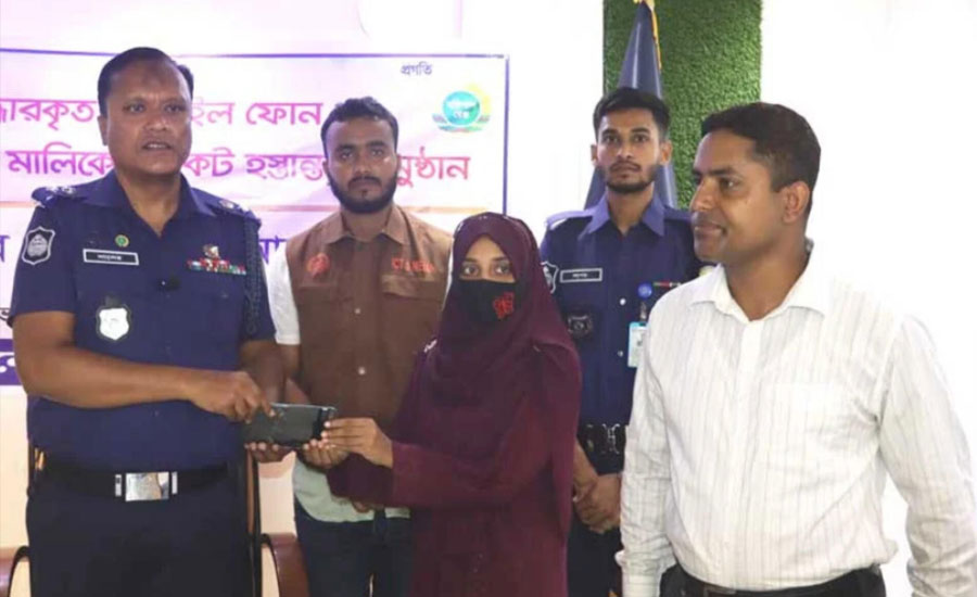 পিরোজপুরে ২৫ টি হারানো মোবাইল ফোন উদ্ধার করে মালিকের  নিকট হস্তান্তর