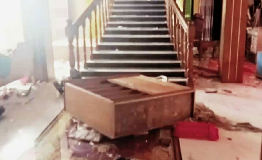 সোনারগাঁয়ে চাঁদার দাবিতে বাড়ি-ঘরে হামলা,কোটি টাকার মালামাল লুট