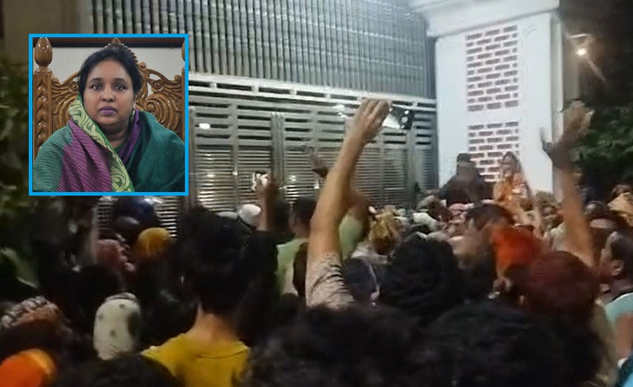 আইভীকে আটকে অভিযান, পুলিশকে ঘিরে ধরেছেন সমর্থকরা