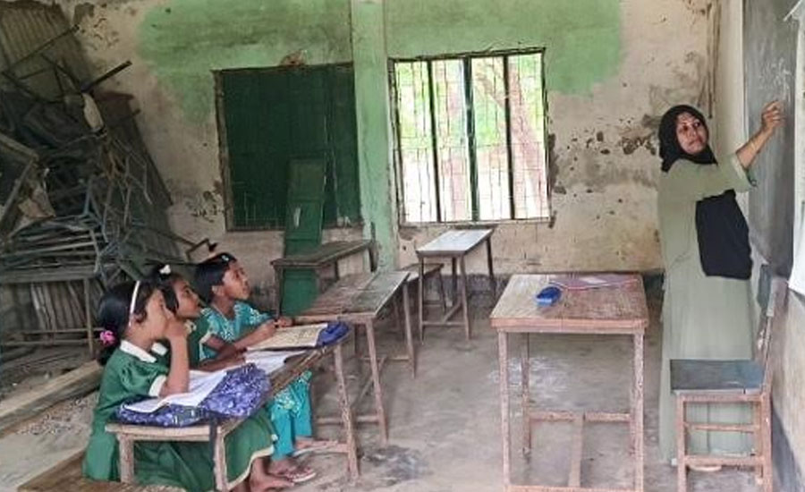 দুর্গাপুরে জরাজীর্ণ ভবনে চলছে ঝুঁকিপূর্ণ পাঠদান