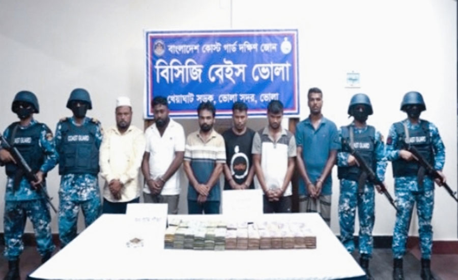 হিজলায় মেঘনা নদীতে অবৈধভাবে বালু উত্তোলন করায় আটক ৬