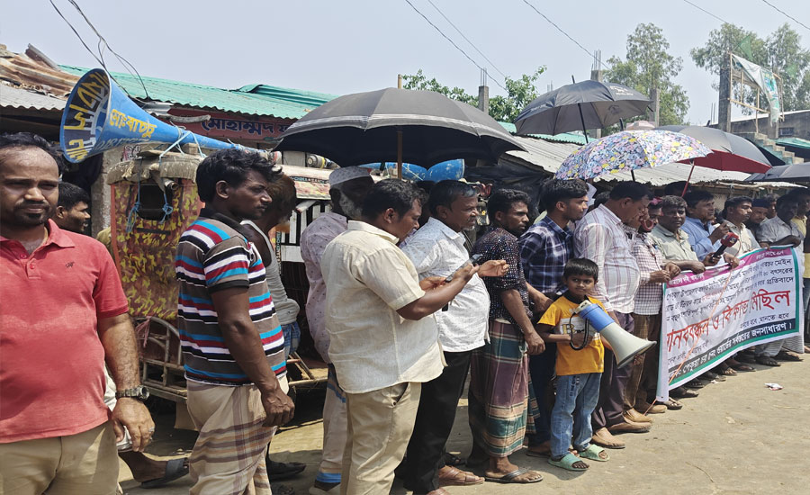 পেকুয়ায় সড়ক সংস্কারে বাধা, এলাকাবাসীর মানববন্ধন