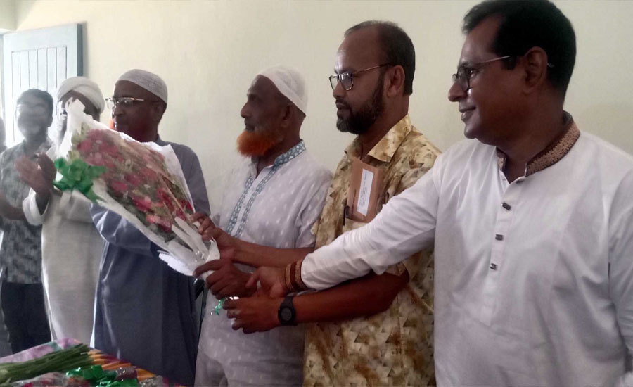 পেকুয়ায় সড়ক সংস্কারে বাধা, এলাকাবাসীর মানববন্ধন