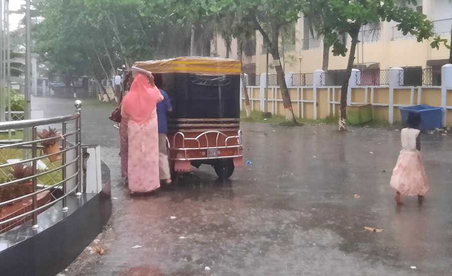 তীব্র গরমের পর পিরোজপুরে স্বস্তির বৃষ্টি 