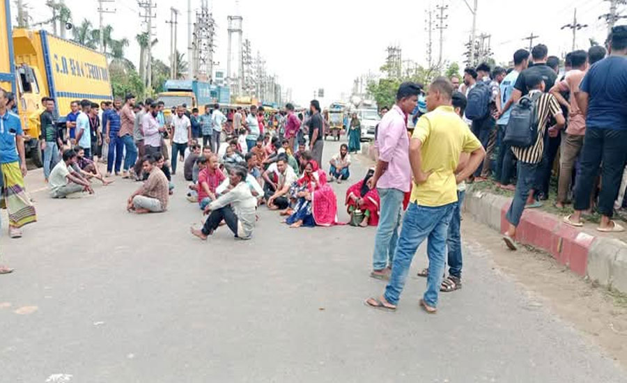 ভালুকায় বকেয়া বেতন ও বোনাসের দাবিতে মহাসড়ক অবরোধ শ্রমিকদের
