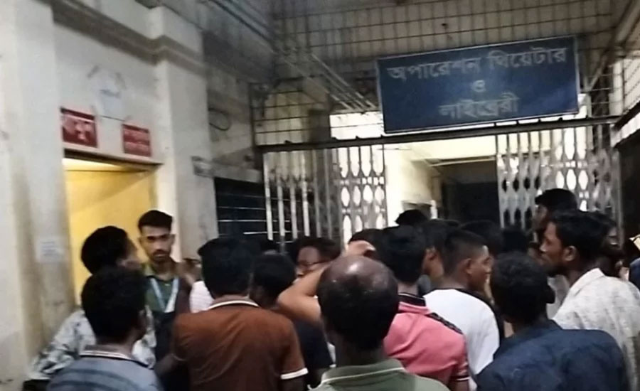 স্ত্রীকে কুপিয়ে দুই মেয়েকে আছাড়, নিজের গলাও কাটলেন যুবক