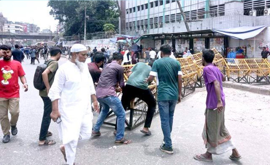 পুলিশের ব্যারিকেড ভেঙে যমুনার অভিমুখে জবি শিক্ষক-শিক্ষার্থীরা