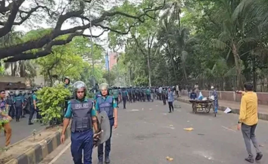 সাউণ্ড গ্রেনেড ও টিয়ারগ্যাসে ছত্রভঙ্গ জবি শিক্ষার্থীদের লংমার্চ