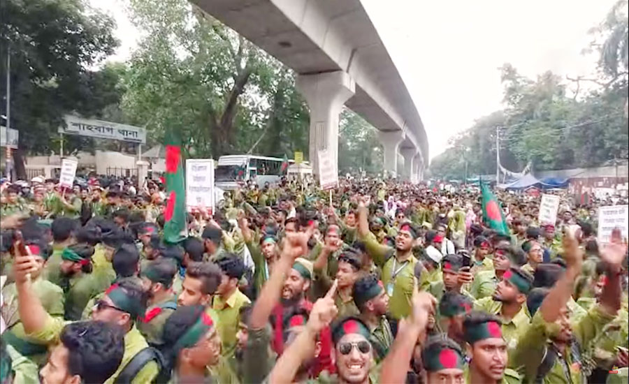 নার্সিং কলেজ শিক্ষার্থীদের শাহবাগ অবরোধ, যান চলাচল বন্ধ