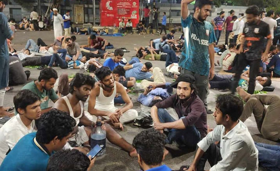 রাস্তাতেই রাত কাটিয়েছেন জগন্নাথ বিশ্ববিদ্যালয়ের শিক্ষক-শিক্ষার্থীরা 