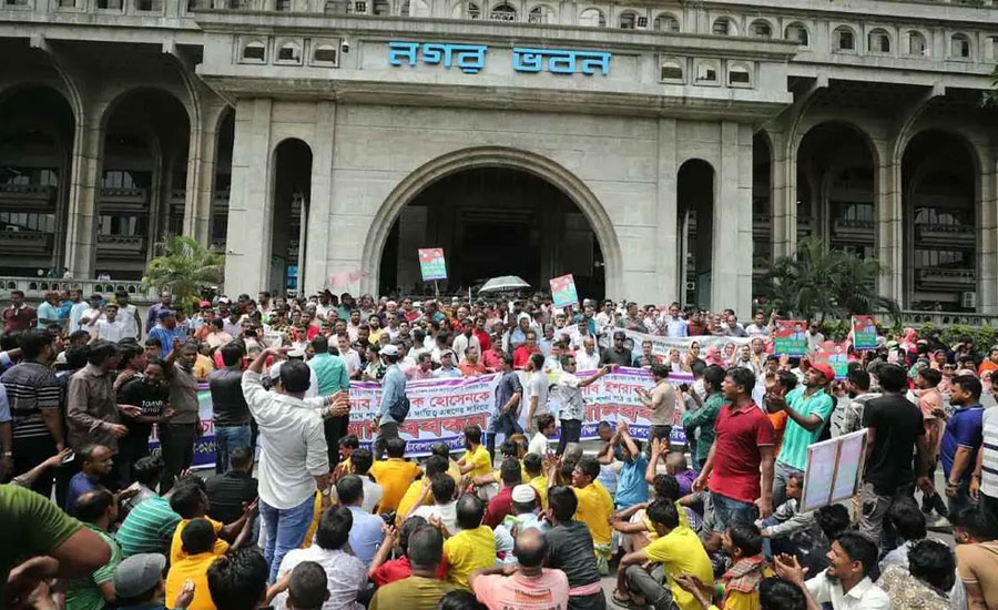 স্লোগান মিছিলে নগর ভবনের সামনে জড়ো হচ্ছেন ইশরাকপন্থীরা