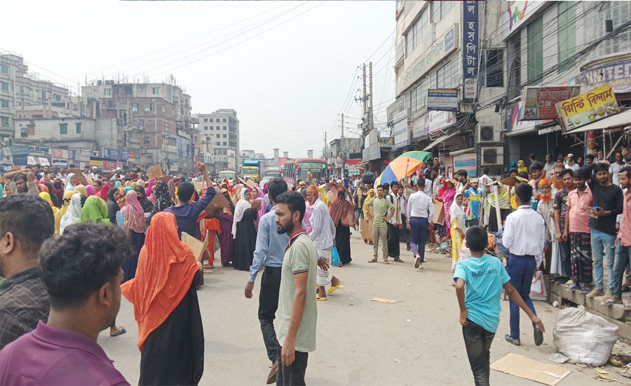 গাজীপুরের হোসেন মার্কেটে ঢাকা-ময়মনসিংহ মহাসড়ক দুই ঘন্টা অবরোধ