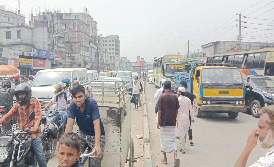 গাজীপুরের হোসেন মার্কেটে ঢাকা-ময়মনসিংহ মহাসড়ক দুই ঘন্টা অবরোধ