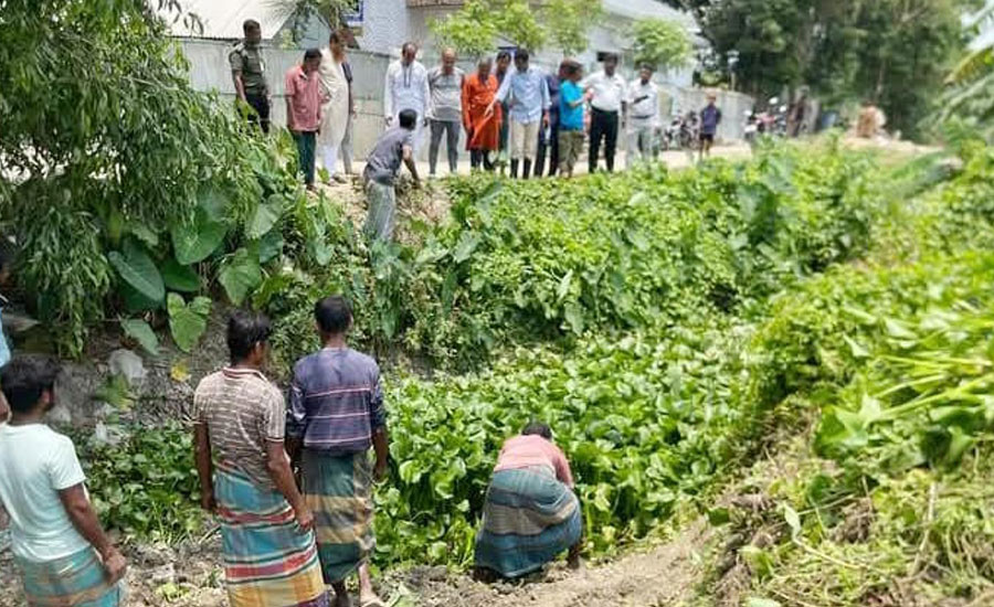 লাকসামে ইউএনও'র খাল পরিস্কার পরিচ্ছন্নতা কর্মসূচি