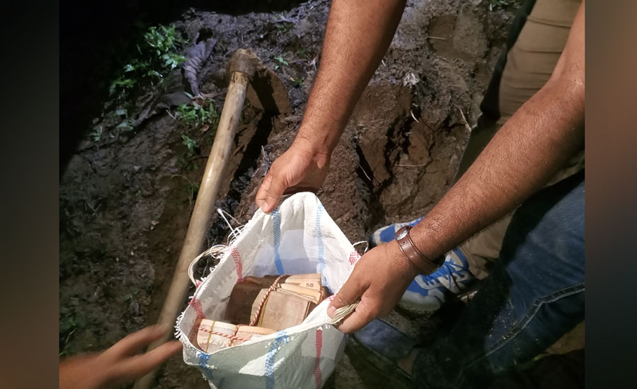 মাটি খুঁড়তেই মিলল বান্ডেল বান্ডেল টাকা! 