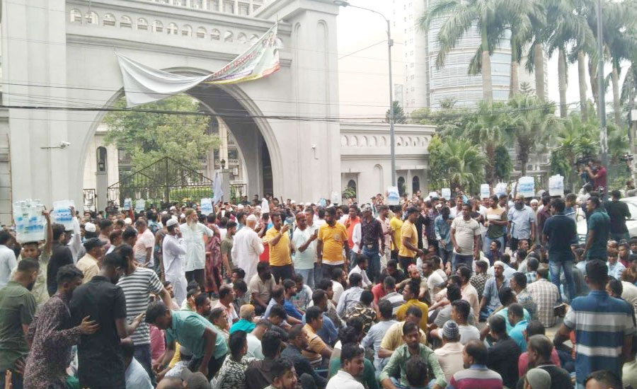 নগরভবনের প্রধান ফটক আটকে দিয়েছেন ইশরাকের সমর্থকরা, বন্ধ সেবা