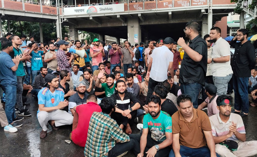 বৃষ্টি উপেক্ষা করে শাহবাগ অবরোধ ছাত্রদলের, যান চলাচল বন্ধ