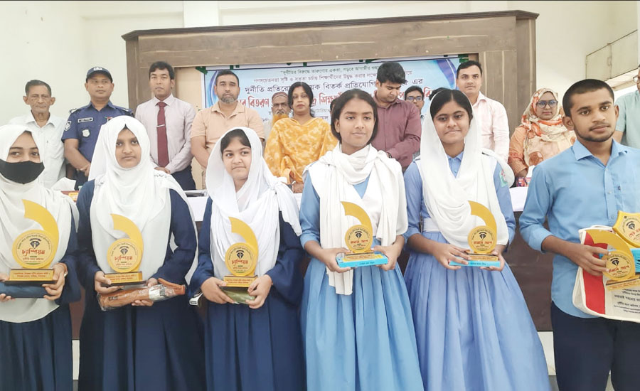 কাজিপুরে বিতর্ক প্রতিযোগিতার পুরস্কার ও শিক্ষা উপকরণ বিতরণ