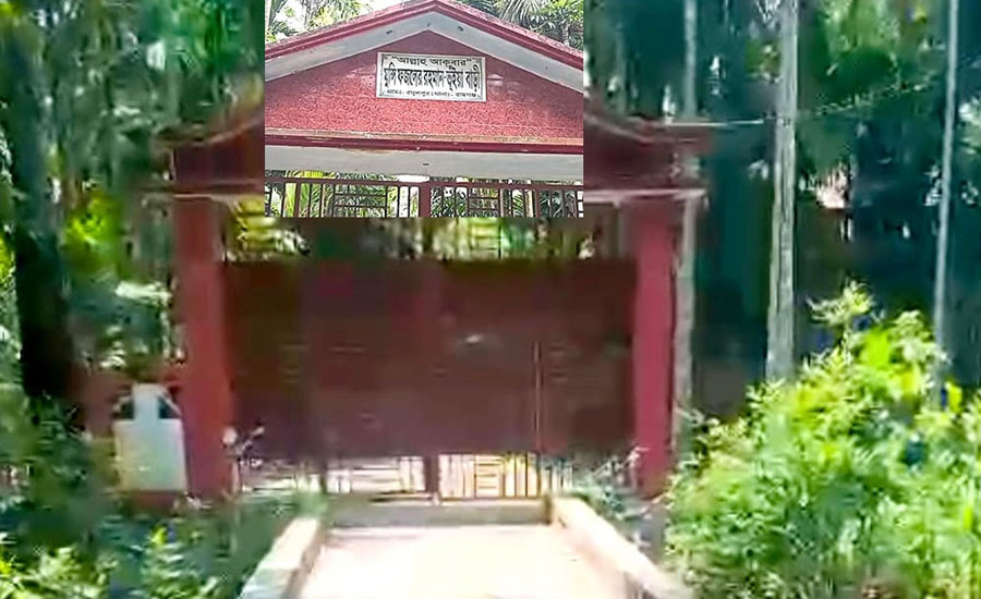 সরকারি ব্রীজের প্রবেশপথে গেইট নির্মাণ করে তালা ঝুলিয়ে দিয়েছে আওয়ামিলীগ  নেতা