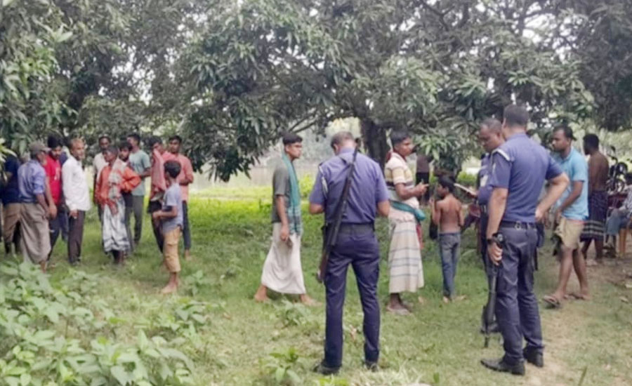 নাটোরে আশ্রমে আম পাড়াকে কেন্দ্র করে গুলিবর্ষণ, ৫ মোটরসাইকেল ভাংচুর