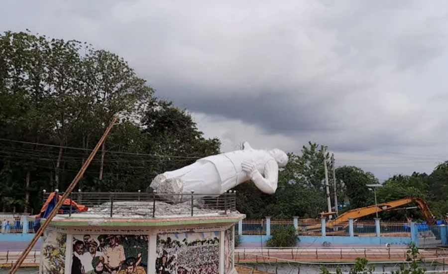 রাঙামাটিতে শেখ মুজিবের ভাস্কর্য গুড়িয়ে দিল ফ্যাসিবাদবিরোধী ছাত্র–জনতা