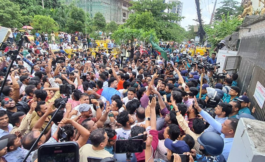 ব্যারিকেড ভেঙে ইসি ভবনের সামনে এনসিপি নেতাকর্মীরা