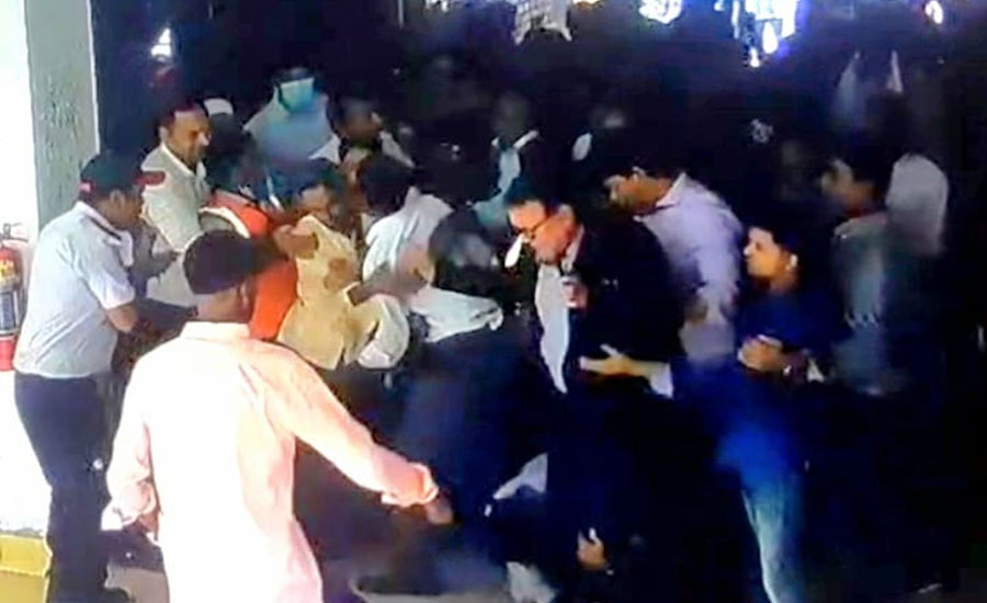 ডিগ্রি তৃতীয় বর্ষে অটো পাসের দাবিতে জাতীয় বিশ্ববিদ্যালয়ের উপাচার্যের ওপর হামলা