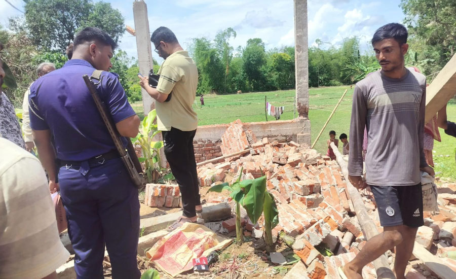 শত্রুতার জেরে নির্মানাধীন পাকাবাড়ীতে হামলা, দেয়াল ও পিলার ভাংচুর