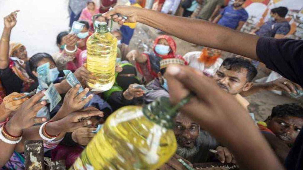 এক লাফে তেলের দাম ৩৫ টাকা বাড়াল টিসিবি