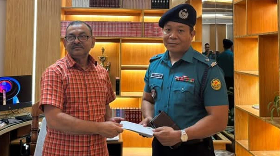 ধানমন্ডি থানার ওসিকে বিশেষ পুরস্কৃত করেছেন ডিএমপি কমিশনার