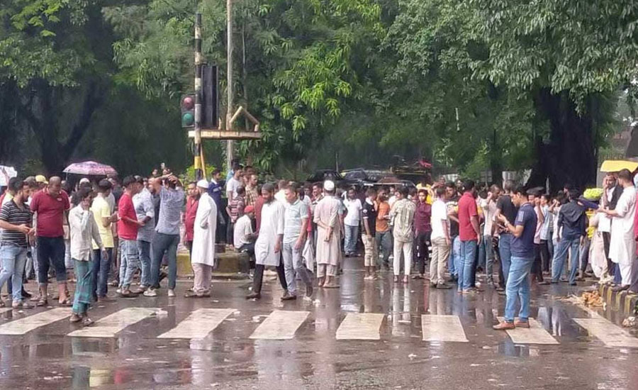 বৃষ্টি উপেক্ষা করে আন্দোলন চালিয়ে যাচ্ছেন ইশরাকের অনুসারীরা