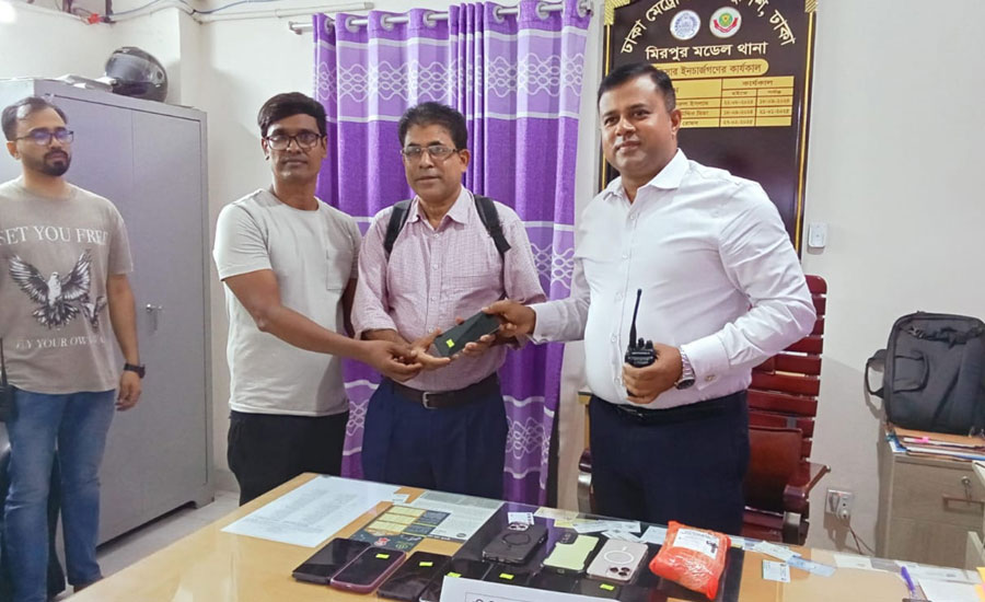 বিভিন্ন ব্র্যান্ডের ১৫টি মোবাইল ফোন উদ্ধার করে প্রকৃত মালিকদের বুঝিয়ে দিলো পুলিশ