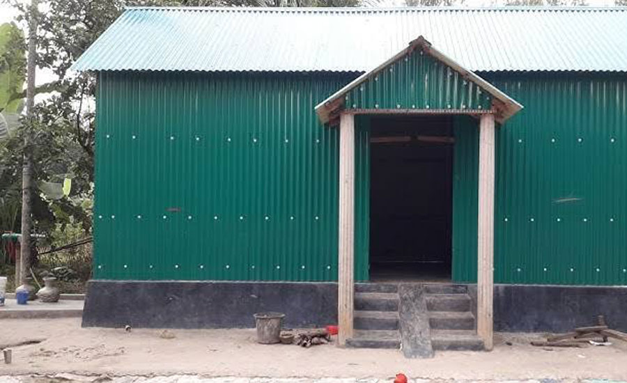 অসহায় পঙ্গু মোয়াজ্জেম মিয়াকে নতুন ঘর নির্মাণ করে দিলেন ইউএন