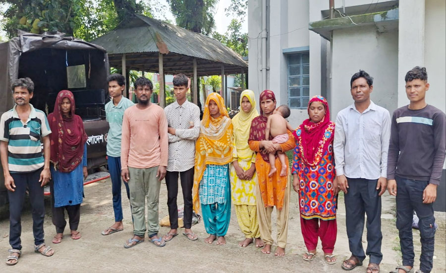 ভূরুঙ্গামারী সীমান্তে বিএসএফ'র ফেরত পাঠানো ১২ বাংলাদেশী আটক