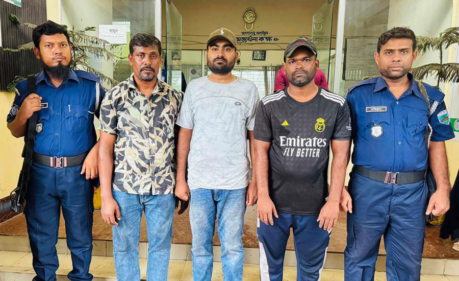 নাটোরে সেনাবাহিনীর অভিযানে ৩ চাঁদাবাজ আটক